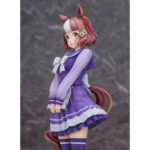 BELMO LIGHT UMA MUSUME PRETTY DERBY ESTATUA PVC 1/7. En el colorido mundo de Uma Musume Pretty Derby, cada personaje representa una mezcla única de energía deportiva y encanto, inspirada en el mundo de las carreras de caballos. Belno Light es una de estas chicas con rasgos tanto humanos como equinos, que evoluciona en un entorno que mezcla la competición, la amistad y la superación personal. Con su comportamiento tímido y diligente, Belno Light transmite una personalidad discreta y entrañable. Dentro del juego y en toda la franquicia, destaca por su dedicación y su deseo de crecer, transmitiendo siempre una impresión de seriedad y amabilidad. Esta figura la retrata con su uniforme escolar violeta, con un gran lazo blanco en el pecho y una falda plisada con rayas más claras. Unos calcetines a juego hasta los muslos y unos mocasines marrones completan el look. Su cabello castaño con una mecha blanca, peinado con una horquilla y una cinta roja, revela sus orejas de caballo y una cola cuidadosamente esculpida, lo que enfatiza sus orígenes Uma Musume. Sostiene una carpeta gris en sus brazos, lo que refuerza su imagen estudiosa. Fabricada en PVC y a escala 1/7, esta figura de 25 centímetros muestra detalles tan precisos como los pliegues realistas de su ropa, las sutiles gradaciones de color de su cabello y una base circular decorada en amarillo y blanco. La pieza destaca su actitud reservada y refleja fielmente su diseño original.