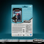 THE STRANGER (QIMIR) VINTAGE COLLECTION STAR WARS THE ACOLYTE. Hasbro añade a su línea The Vintage Collection la figura de The Stranger (Qimir), inspirada en la serie "Star Wars: The Acolyte". Mide 9,5 cm y presenta un diseño detallado con capa de tela y múltiples puntos de articulación. Incluye 2x sables de luz rojos (de diferente longitud), 1x empuñadura no iluminada, 1x casco intercambiable y 1x túnica de tela. Su embalaje tipo blíster reproduce el estilo clásico de Kenner, con logotipo vintage y numeración para coleccionistas. UNIDADES LIMITADAS.