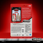 PADME AMIDALA VINTAGE COLLECTION STAR WARS ATTACK OF THE CLONES. Hasbro presenta en a su línea The Vintage Collection la figura de Padmé Amidala, inspirada en la apariencia de su personaje en la película "Star Wars: Attack of the Clones" ("Star Wars: El ataque de los clones" en España). Mide 9,5 cm, cuenta con un esculpido fiel al personaje y múltiples puntos de articulación. Incluye 1x capa removible, 1x bláster corto y 1x bláster largo. Su embalaje tipo blíster reproduce el estilo clásico de Kenner, con logotipo vintage y numeración para coleccionistas. UNIDADES LIMITADAS.