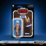 SHAAK TI VINTAGE COLLECTION STAR WARS ATTACK OF THE CLONES. Hasbro añade a su línea The Vintage Collection la figura de Shaak Ti, basada en la apariencia de su personaje en la película "Star Wars: Attack of the Clones" ("Star Wars: El ataque de los clones" en España). Mide 9,5 cm y cuenta con múltiples puntos de articulación. Incluye 1x túnica de tela, 1x sable de luz azul y 1x empuñadura no iluminada. Su embalaje tipo blíster reproduce el estilo clásico de Kenner, con logotipo vintage y numeración para coleccionistas. UNIDADES LIMITADAS.