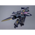 VF-17S NIGHTMARE STEALTH VALKYRIE GAMLIN KIZAKI MACROSS 7 DX COGOKIN. En el universo de Macross 7, el VF-17S Nightmare Stealthvalkyrie es un caza de combate altamente sofisticado, pilotado por Gamlin Kizaki, miembro de la élite Sound Force. Diseñado para misiones de alto riesgo, este modelo furtivo destaca por su robustez, su tecnología punta y su aspecto amenazador. Esta figura impresiona a primera vista con su diseño anguloso y su aspecto militarizado. El color oscuro, predominantemente azul noche, se realza con toques amarillos y rojos, fieles al diseño original. El rostro del mecha, de aspecto casi humanoide, añade una dimensión intimidante a su silueta. El VF-17S se presenta de pie, con un rifle de asalto en la mano y las piernas ancladas al suelo en una postura lista para la acción. Cada panel, articulación e inscripción visible se reproduce con precisión. Los acabados metálicos añaden profundidad, y la textura de las superficies alterna entre mate y brillante según las zonas del cuerpo. Con una altura aproximada de 25 cm, esta figura de metal forma parte de la gama DX Chogokin de Bandai. Ofrece numerosas opciones de posado y un realismo mecánico que hará las delicias de los fans del mecha y de Macross.