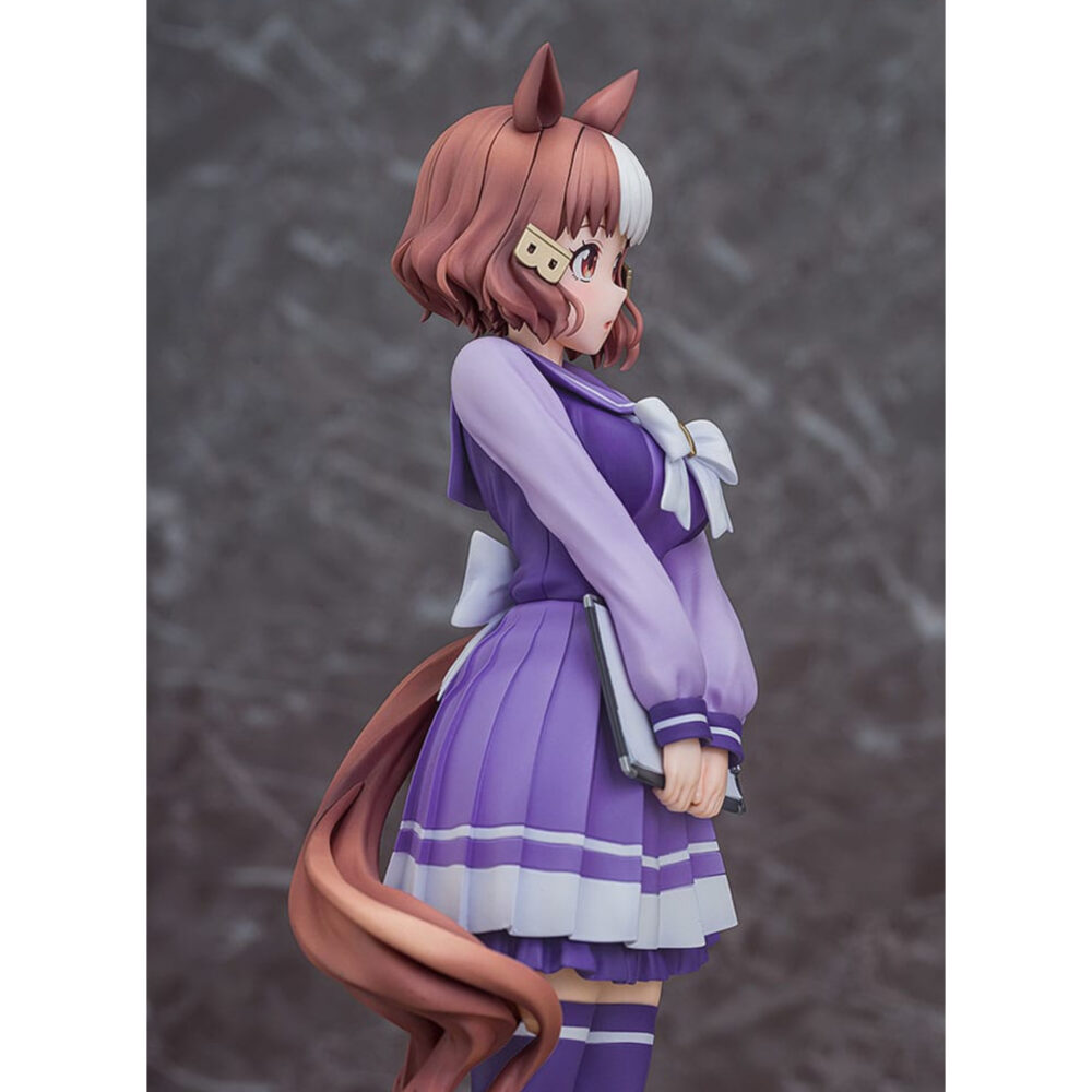 Belmo light uma musume pretty derby estatua pvc 1/7.  en el colorido mundo de uma musume pretty derby, cada personaje representa una mezcla única de energía deportiva y encanto, inspirada en el mundo de las carreras de caballos. Belno light es una de estas chicas con rasgos tanto humanos como equinos, que evoluciona en un entorno que mezcla la competición, la amistad y la superación personal. Con su comportamiento tímido y diligente, belno light transmite una personalidad discreta y entrañable. Dentro del juego y en toda la franquicia, destaca por su dedicación y su deseo de crecer, transmitiendo siempre una impresión de seriedad y amabilidad. Esta figura la retrata con su uniforme escolar violeta, con un gran lazo blanco en el pecho y una falda plisada con rayas más claras. Unos calcetines a juego hasta los muslos y unos mocasines marrones completan el look. Su cabello castaño con una mecha blanca, peinado con una horquilla y una cinta roja, revela sus orejas de caballo y una cola cuidadosamente esculpida, lo que enfatiza sus orígenes uma musume. Sostiene una carpeta gris en sus brazos, lo que refuerza su imagen estudiosa. Fabricada en pvc y a escala 1/7, esta figura de 25 centímetros muestra detalles tan precisos como los pliegues realistas de su ropa, las sutiles gradaciones de color de su cabello y una base circular decorada en amarillo y blanco. La pieza destaca su actitud reservada y refleja fielmente su diseño original.