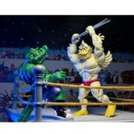 STUMP WRESTLING ACE DUCK TEENAGE MUTANT NINJA TURTLES ARCHIE COMICS. Ace Duck, personaje secundario de culto del universo Tortugas Ninja, reaparece aquí en su versión Stump Wrestling, inspirada en los famosos combates intergalácticos del multiverso TMNT. Este carismático luchador antropomórfico adopta aquí el aspecto de un guerrero samurái, listo para luchar en la arena con estilo y poderío. La figura representa a Ace Duck con un atuendo inspirado en el Japón feudal, con un kimono azul y negro, un cinturón rojo atado a la cintura y una espada enfundada. Su complexión robusta está perfectamente representada, con brazos musculosos, patas palmeadas y un feroz rostro de pato con colmillos visibles. Todo ello se acentúa con una capa de tela marrón y una variedad de accesorios evocadores. El conjunto incluye varias manos intercambiables, una antorcha esculpida, un escudo redondo y una gran capa flexible para variar las poses. Los detalles están cuidados al máximo: nervaduras en las alas, texturas del kimono, funda realista. La articulación fluida permite colocarlo en poses de combate o de parada. Con sus 18 cm, esta figura de NECA combina un guiño retro con una ejecución moderna. Una pieza ideal para los coleccionistas de la gama TMNT que quieran enriquecer su exposición con variantes originales y cuidadas.