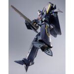 VF-17S NIGHTMARE STEALTH VALKYRIE GAMLIN KIZAKI MACROSS 7 DX COGOKIN. En el universo de Macross 7, el VF-17S Nightmare Stealthvalkyrie es un caza de combate altamente sofisticado, pilotado por Gamlin Kizaki, miembro de la élite Sound Force. Diseñado para misiones de alto riesgo, este modelo furtivo destaca por su robustez, su tecnología punta y su aspecto amenazador. Esta figura impresiona a primera vista con su diseño anguloso y su aspecto militarizado. El color oscuro, predominantemente azul noche, se realza con toques amarillos y rojos, fieles al diseño original. El rostro del mecha, de aspecto casi humanoide, añade una dimensión intimidante a su silueta. El VF-17S se presenta de pie, con un rifle de asalto en la mano y las piernas ancladas al suelo en una postura lista para la acción. Cada panel, articulación e inscripción visible se reproduce con precisión. Los acabados metálicos añaden profundidad, y la textura de las superficies alterna entre mate y brillante según las zonas del cuerpo. Con una altura aproximada de 25 cm, esta figura de metal forma parte de la gama DX Chogokin de Bandai. Ofrece numerosas opciones de posado y un realismo mecánico que hará las delicias de los fans del mecha y de Macross.