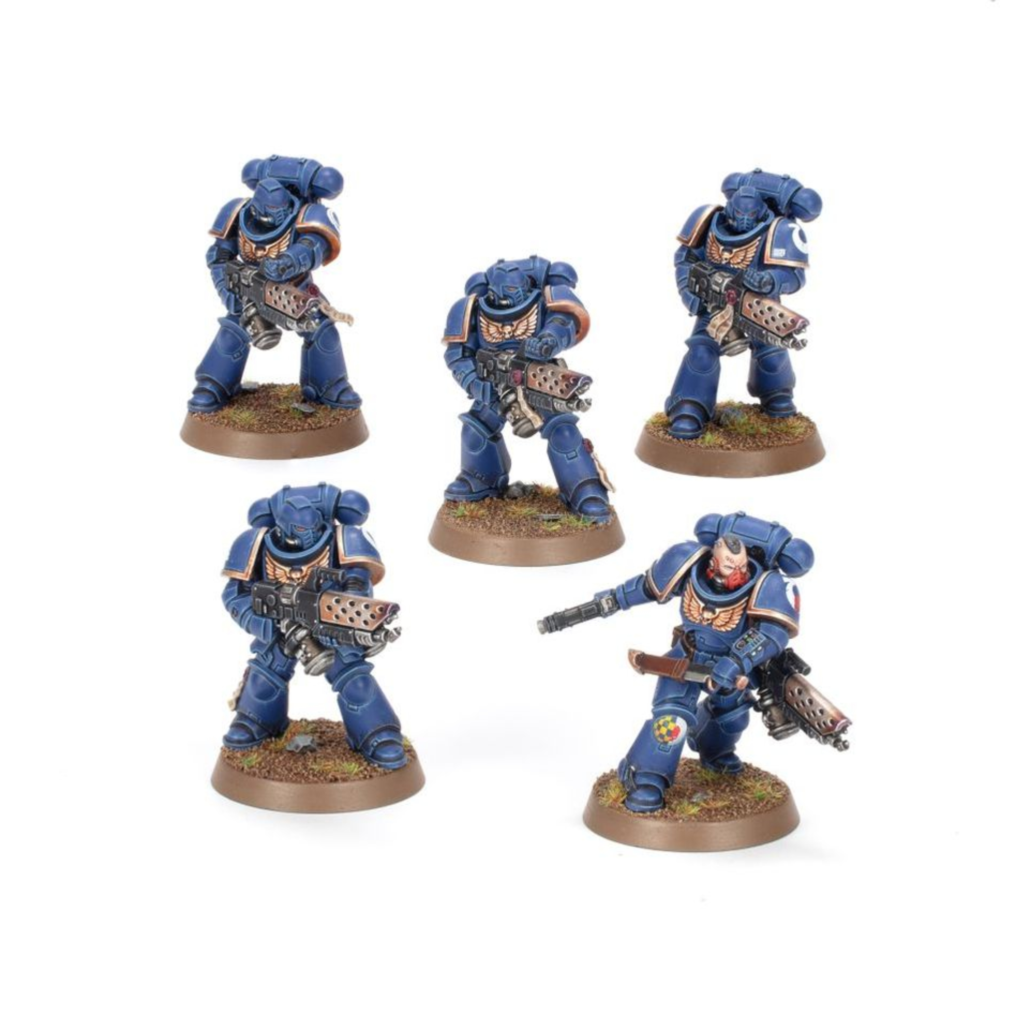 WARHAMMER 40,000: CAJA DE INICIO (ESPAÑOL) Warhammer 40,000: caja de inicio (español). En el despiadado universo del lejano futuro solo hay guerra. En los dispersos mundos del imperium de la humanidad, en la galaxia asediada por tormentas disformes y conflicto sin fin, los ejércitos de la humanidad luchan por sobrevivir. El imperium está al borde de la aniquilación tras la aparición de las flotas colmena tiránidas procedentes del frío vacío interestelar. Los marines espaciales son la última línea de defensa entre esta voraz amenaza alienígena y los atribulados mundos del reino imperial. Sumérgete en el 41. º milenio con la caja de inicio definitiva de warhammer 40,000, la cual te trae una experiencia introductoria completa con un montón de miniaturas, un campo de batalla sobre el que luchar, manuales de instrucciones y todos los dados que necesitas para jugar tus primeras partidas. Elige entre los superhumanos marines espaciales o los enjambres tiránidos, pásale la vara de mando del otro ejército a un colega o familiar y combate durante horas de apasionante entretenimiento. No hay mejor manera de dar tus primeros pasos en el fascinante mundo de warhammer 40,000. Esta caja es además también ideal para expandir tus colecciones ya existentes.