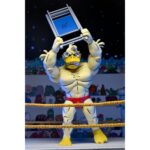 STUMP WRESTLING ACE DUCK TEENAGE MUTANT NINJA TURTLES ARCHIE COMICS. Ace Duck, personaje secundario de culto del universo Tortugas Ninja, reaparece aquí en su versión Stump Wrestling, inspirada en los famosos combates intergalácticos del multiverso TMNT. Este carismático luchador antropomórfico adopta aquí el aspecto de un guerrero samurái, listo para luchar en la arena con estilo y poderío. La figura representa a Ace Duck con un atuendo inspirado en el Japón feudal, con un kimono azul y negro, un cinturón rojo atado a la cintura y una espada enfundada. Su complexión robusta está perfectamente representada, con brazos musculosos, patas palmeadas y un feroz rostro de pato con colmillos visibles. Todo ello se acentúa con una capa de tela marrón y una variedad de accesorios evocadores. El conjunto incluye varias manos intercambiables, una antorcha esculpida, un escudo redondo y una gran capa flexible para variar las poses. Los detalles están cuidados al máximo: nervaduras en las alas, texturas del kimono, funda realista. La articulación fluida permite colocarlo en poses de combate o de parada. Con sus 18 cm, esta figura de NECA combina un guiño retro con una ejecución moderna. Una pieza ideal para los coleccionistas de la gama TMNT que quieran enriquecer su exposición con variantes originales y cuidadas.