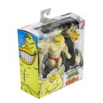 STUMP WRESTLING ACE DUCK TEENAGE MUTANT NINJA TURTLES ARCHIE COMICS. Ace Duck, personaje secundario de culto del universo Tortugas Ninja, reaparece aquí en su versión Stump Wrestling, inspirada en los famosos combates intergalácticos del multiverso TMNT. Este carismático luchador antropomórfico adopta aquí el aspecto de un guerrero samurái, listo para luchar en la arena con estilo y poderío. La figura representa a Ace Duck con un atuendo inspirado en el Japón feudal, con un kimono azul y negro, un cinturón rojo atado a la cintura y una espada enfundada. Su complexión robusta está perfectamente representada, con brazos musculosos, patas palmeadas y un feroz rostro de pato con colmillos visibles. Todo ello se acentúa con una capa de tela marrón y una variedad de accesorios evocadores. El conjunto incluye varias manos intercambiables, una antorcha esculpida, un escudo redondo y una gran capa flexible para variar las poses. Los detalles están cuidados al máximo: nervaduras en las alas, texturas del kimono, funda realista. La articulación fluida permite colocarlo en poses de combate o de parada. Con sus 18 cm, esta figura de NECA combina un guiño retro con una ejecución moderna. Una pieza ideal para los coleccionistas de la gama TMNT que quieran enriquecer su exposición con variantes originales y cuidadas.