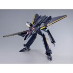 VF-17S NIGHTMARE STEALTH VALKYRIE GAMLIN KIZAKI MACROSS 7 DX COGOKIN. En el universo de Macross 7, el VF-17S Nightmare Stealthvalkyrie es un caza de combate altamente sofisticado, pilotado por Gamlin Kizaki, miembro de la élite Sound Force. Diseñado para misiones de alto riesgo, este modelo furtivo destaca por su robustez, su tecnología punta y su aspecto amenazador. Esta figura impresiona a primera vista con su diseño anguloso y su aspecto militarizado. El color oscuro, predominantemente azul noche, se realza con toques amarillos y rojos, fieles al diseño original. El rostro del mecha, de aspecto casi humanoide, añade una dimensión intimidante a su silueta. El VF-17S se presenta de pie, con un rifle de asalto en la mano y las piernas ancladas al suelo en una postura lista para la acción. Cada panel, articulación e inscripción visible se reproduce con precisión. Los acabados metálicos añaden profundidad, y la textura de las superficies alterna entre mate y brillante según las zonas del cuerpo. Con una altura aproximada de 25 cm, esta figura de metal forma parte de la gama DX Chogokin de Bandai. Ofrece numerosas opciones de posado y un realismo mecánico que hará las delicias de los fans del mecha y de Macross.