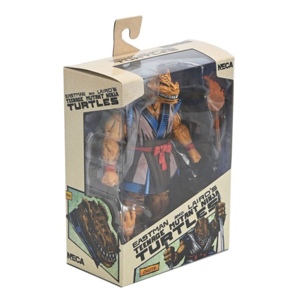 Chote teenage teenage mutant ninja turtles mirage comics. Chote irrumpe desde el crudo mundo de las tortugas ninja, tal y como aparecen en los cómics originales de mirage comics. Con su físico de culturista y su enorme cabeza de pato, encarna la extraña y cruda energía de este universo cómico de culto de los años 80, muy alejado de las versiones animadas más amigables. La figura cuenta con un físico exagerado, un ajustado bañador rojo, pies palmeados amarillos y una sonrisa amenazante y caricaturesca. Se incluyen tres cabezas intercambiables, cada una con una expresión muy diferente: una sonrisa burlona, un rugido con la boca abierta y una mueca retorcida. Cada detalle esculpido refleja el estilo tosco y exagerado del material original. Gracias a su articulación completa, chote puede adoptar poses llenas de acción o ridículas. Viene con ocho manos intercambiables (puños, palmas abiertas, estilos de agarre) y una silla de lucha plegable que añade un toque perfecto de caos desenfrenado de pelea callejera. Con una altura de unos 18 cm, esta figura de neca es un audaz homenaje al mundo de las tmnt de la era mirage. Una adición salvaje y destacada para los fans incondicionales de las tortugas ninja y los amantes del caos mutante poco convencional.