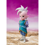 KAI DAIMA MINI DRAGON BALL DAIMA SH FIGUARTS. En el universo de Dragon Ball Z, el Kai Supremo del Este, comúnmente conocido como Kai, es una de las deidades encargadas de mantener el equilibrio en todo el cosmos. A pesar de su apariencia juvenil y su pequeña estatura, encarna una gran sabiduría y ejerce formidables poderes divinos. Su papel se vuelve fundamental durante la saga de Majin Buu, donde se une a Goku y los demás en su lucha contra la amenaza. Esta figura de S.H. Figuarts captura fielmente su aspecto característico: piel clara, orejas grandes y puntiagudas y cabello plateado hacia arriba que realza su aspecto distintivo. Su postura erguida y segura refleja su autoridad divina, al tiempo que transmite la dulzura característica de su personalidad. Su atuendo está cuidadosamente reproducido: una túnica turquesa con ribetes amarillos, una faja azul atada a la cintura y pantalones holgados. Las botas blancas y los icónicos pendientes Potara completan su reconocible diseño de la serie. Con una altura de unos 7 cm, esta versión «Mini» de Kai pertenece a la colección S.H. Figuarts de Bandai, famosa por su sutil articulación y sus detalles de calidad. A pesar de su menor tamaño, la figura mantiene un acabado nítido y encaja a la perfección con los demás personajes de la línea.
