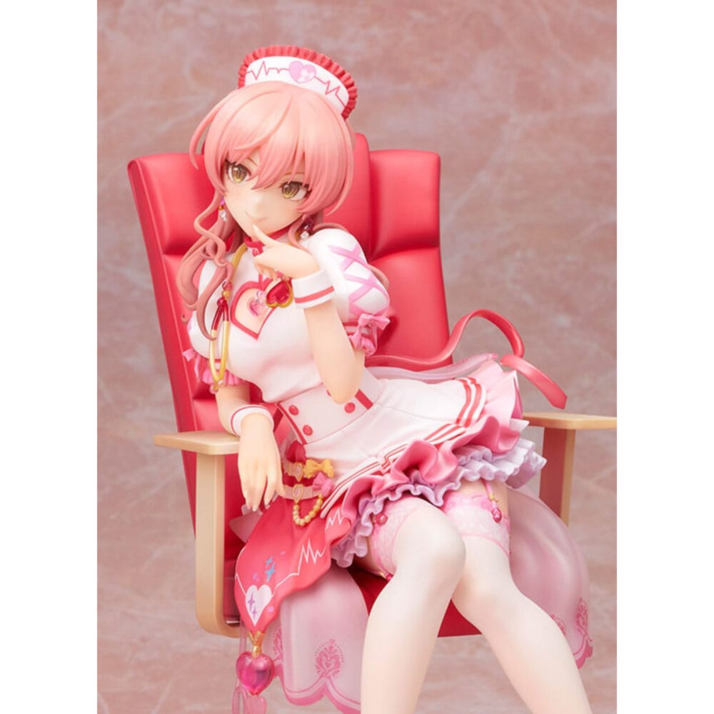 Mika jougasaki halloween love nurse the idolmaster cinderella girls estatua pvc 1/7.  en el universo de the idolmaster cinderella girls, mika jougasaki destaca como una ídolo segura de sí misma y carismática, que siempre cautiva a su público con su deslumbrante presencia en el escenario. Con su estilo atrevido y su personalidad asertiva, es una de las ídolos más emblemáticas de la serie. Esta figura la retrata en la versión halloween love nurse, un atuendo alternativo que es a la vez divertido y llamativo. El tema de la enfermera se reimagina aquí con un toque colorido e inspirado en la fantasía que encarna a la perfección su naturaleza atrevida y coqueta. El carácter de mika brilla a través de esta mezcla de dulzura y encanto. Se la representa con un vestido corto de enfermera en tonos rosa y blanco, decorado con motivos de corazones y finos accesorios. Relajada en una silla de oficina roja a juego con su atuendo, adopta una pose elegante pero traviesa. Su larga melena rosa cae en cascada en mechones ondulados, complementando los detalles de su uniforme. Las medias blancas y los zapatos de tacón rojos añaden el toque final, realzando su postura con las piernas cruzadas. A escala 1/7, con una altura de unos 25 centímetros, esta figura de pvc presenta un esculpido intrincado en las texturas y los accesorios: desde el estetoscopio y los volantes de su falda hasta la silla cuidadosamente diseñada. El resultado es una pieza de exposición completa y armoniosa que destacará en cualquier colección.