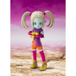 PANZY DRAGON BALL DAIMA SH FIGUARTS. Dentro del universo Dragon Ball, Panzy destaca por su colorida apariencia y su vivaz personalidad. Ella representa el encanto caprichoso de los personajes secundarios que enriquecen la franquicia con sus diseños únicos y memorables. Esta figura S.H. Figuarts la representa en su forma «Mini», en una pose dinámica con un brazo extendido hacia adelante, como si estuviera señalando o dando una orden. Su sonrisa juguetona y sus ojos muy abiertos resaltan su naturaleza traviesa y enérgica. Su diseño presenta una piel azulada que contrasta con un traje naranja brillante, combinado con guantes amarillos, una bufanda morada y protectores de piernas rosas. Su cabello rubio está peinado con dos coletas altas, lo que realza su aspecto descarado, mientras que sus botas amarillas con correas plateadas añaden un fiel toque final. Con una altura de unos 8 cm, esta figura de PVC/ABS forma parte de la línea S.H. Figuarts de Bandai. A pesar de su pequeño tamaño, conserva el detallado modelado y el cuidadoso trabajo de pintura por los que es conocida la serie, lo que la convierte en un complemento perfecto junto a otros personajes.