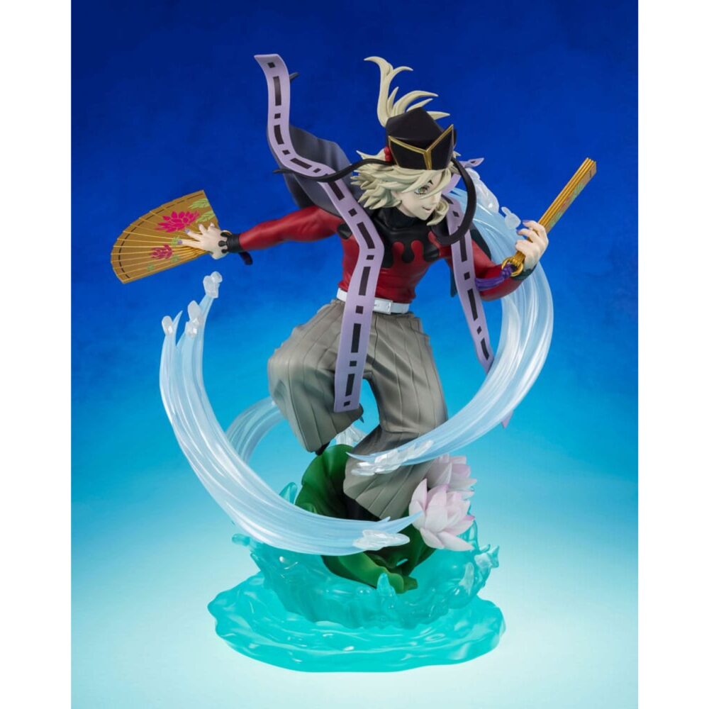 DOMA DEMON SLAYER: KIMETSU NO YAIBA FIGUARTS ZERO. En el brutal y místico universo de Demon Slayer: Kimetsu no Yaiba, Dôma destaca como una de las Doce Lunas Demoníacas más aterradoras, combinando elegancia, crueldad y fanatismo. Esta figura FiguartsZERO inmortaliza al demonio de rango superior Dos en una escena dinámica y escalofriante, fiel a su inquietante personalidad y a sus técnicas visualmente espectaculares. En plena invocación de sus técnicas de hielo, Dôma adopta una postura aérea y amenazante, con los brazos extendidos, blandiendo dos abanicos dorados decorados con motivos florales. Viste su icónico traje: una camiseta roja ajustada, mangas largas, pantalones holgados grises y una capa negra con bordes violetas en forma de cinta. Su sombrero triangular negro se mantiene firmemente sobre su cabello rubio, recogido en mechones revoloteantes. La base esculpida representa un efecto de hielo estilizado, que se eleva en remolinos translúcidos alrededor de su cuerpo, acentuado por flores de loto en plena floración. El efecto da la impresión de que Dôma baila sobre el agua, listo para lanzar un ataque mortal. El movimiento general de la escena es fluido, casi coreografiado, lo que refleja su naturaleza refinada y letal a la vez. Con una altura de 23 cm, esta figura de PVC impresiona por la delicadeza de sus detalles: texturas de tela, reflejos nacarados en los abanicos, transparencia trabajada en los elementos de hielo. La base es a la vez decorativa y funcional, lo que refuerza el impacto visual de la pose sin afectar a la estabilidad. Una pieza de colección memorable para los fans de la estética siniestra y estilizada de Demon Slayer.