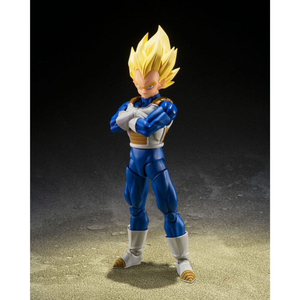 Super saiyan vegeta dangerous pride dragon ball z sh figuarts.  de la línea s. H. Figuarts llega vegeta super saiyan de dragon ball z, con su atuendo de la saga cell y realizado con un esculpido completamente nuevo. Cada detalle, desde las proporciones y el volumen del cabello hasta las expresiones faciales, ha sido cuidadosamente diseñado para reflejar el estilo de animación de la época. Este lanzamiento incorpora el sistema de articulación perfeccionado desarrollado para la serie s. H. Figuarts dragon ball, incluyendo el nuevo «dynamic-movable shoulder system» (patente en trámite), que permite poses más dinámicas y naturales. Con esta nueva estructura, la presencia de vegeta como orgulloso super saiyan queda plenamente representada.