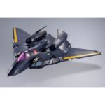 VF-17S NIGHTMARE STEALTH VALKYRIE GAMLIN KIZAKI MACROSS 7 DX COGOKIN. En el universo de Macross 7, el VF-17S Nightmare Stealthvalkyrie es un caza de combate altamente sofisticado, pilotado por Gamlin Kizaki, miembro de la élite Sound Force. Diseñado para misiones de alto riesgo, este modelo furtivo destaca por su robustez, su tecnología punta y su aspecto amenazador. Esta figura impresiona a primera vista con su diseño anguloso y su aspecto militarizado. El color oscuro, predominantemente azul noche, se realza con toques amarillos y rojos, fieles al diseño original. El rostro del mecha, de aspecto casi humanoide, añade una dimensión intimidante a su silueta. El VF-17S se presenta de pie, con un rifle de asalto en la mano y las piernas ancladas al suelo en una postura lista para la acción. Cada panel, articulación e inscripción visible se reproduce con precisión. Los acabados metálicos añaden profundidad, y la textura de las superficies alterna entre mate y brillante según las zonas del cuerpo. Con una altura aproximada de 25 cm, esta figura de metal forma parte de la gama DX Chogokin de Bandai. Ofrece numerosas opciones de posado y un realismo mecánico que hará las delicias de los fans del mecha y de Macross.