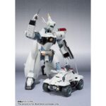 AV-98 INGRAM MONILE POLICE PATLABOR THE ROBOT SPIRITS. En el universo futurista de Mobile Police Patlabor, los Labor son robots utilizados con fines civiles y militares. El Ingram 1st, unidad principal de la Sección 2 de Vehículos Especiales de la Policía Metropolitana de Tokio, representa la primera línea frente a los incidentes que involucran a Labor criminales. Pilotado por Noa Izumi, este modelo combina agilidad, potencia y precisión, al tiempo que encarna la autoridad. La figura presenta al Ingram 1st en todo su esplendor mecánico. Su silueta blanca, de contornos nítidos y angulosos, contrasta con los toques negros y los elementos naranjas del torso y las caderas. La brillante mirada verde del visor le da al conjunto un efecto futurista muy llamativo. La postura erguida, casi marcial, evoca la disciplina de un robot policía en alerta. Los detalles están minuciosamente reproducidos: insignias de la policía en el antebrazo, luces rojas en los hombros y líneas de paneles fieles a la versión animada. El diseño conserva un aspecto realista, al tiempo que mantiene un estilo animado fácilmente reconocible. Con una altura aproximada de 13 cm, esta figura articulada forma parte de la colección Robot Spirits Side Labor de Bandai Tamashii Nations. Cuenta con un montaje cuidado y múltiples puntos de articulación, perfectos para simular las poses emblemáticas del mecha.