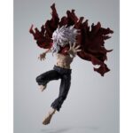 TOMURA SHIGARAKI MY HERO ACADEMIA SH FIGUARTS. Aquí está Tomura Shigaraki en toda su furia destructiva, capturado con una intensidad poco común en esta figura articulada de la colección S.H.Figuarts. Con el torso desnudo, los músculos tensos, el pelo revuelto y la capa hecha jirones ondeando al viento, encarna la amenaza en estado puro. El diseño crudo y salvaje de la figura evoca a un Shigaraki en plena liberación de su poder. Su rostro está parcialmente oculto por su cabello blanco, lo que refuerza su aura incontrolable. La pose dinámica, en pleno salto, con la mano extendida hacia delante, da vida a una escena de caos inminente. Las articulaciones discretas pero eficaces permiten recrear una gran variedad de poses de combate. La escultura del torso, los brazos y la capa es de una finura notable para una pieza articulada. Con una altura de unos 16 cm, esta figura forma parte de la línea S.H.Figuarts de Bandai, famosa por su articulación fluida y sus acabados de alta calidad. Una potente incorporación para los fans de My Hero Academia y un complemento ideal para un All Might o un Deku en la estantería.