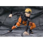 NARUTO UZUMAKI JINCHUURIKI WITH HOPE NARUTO SHIPPUDEN SH FIGUARTS RE-RUN. Naruto Uzumaki es el héroe epónimo del famoso anime Naruto Shippuden. Huérfano desde su nacimiento, creció rechazado por los habitantes de Konoha debido al demonio zorro de nueve colas, Kyûbi, sellado en su interior. Sin embargo, impulsado por una voluntad inquebrantable y el sueño de convertirse en Hokage, Naruto logró ganarse el respeto de todos. Este decidido shinobi encarna los valores de la amistad, la perseverancia y la esperanza, y desempeña un papel fundamental en la gran guerra ninja. Naruto Uzumaki regresa en esta emblemática versión titulada The Jinchuriki entrusted with Hope, en una figura articulada llena de carisma. Con su traje naranja y negro de la segunda parte de la serie, los brazos cruzados y la mirada decidida, el ninja de Konoha encarna aquí toda la fuerza de su voluntad. Esta figura S.H.Figuarts de Bandai combina fidelidad visual y articulación fluida. Los detalles del rostro, desde el pelo erizado hasta la cinta frontal de Konoha, están cuidados al máximo, y la postura naturalmente segura realza la personalidad de Naruto en plena guerra shinobi. Con sus articulaciones discretas pero eficaces, permite numerosas poses dinámicas o icónicas. Esta versión captura un momento clave en el que Naruto se convierte en un símbolo de esperanza para sus compañeros y el mundo ninja. Mide aproximadamente 15 cm de altura, un tamaño ideal para acompañar a otros personajes de la gama. Perfecta para los fans de Naruto Shippuden que deseen enriquecer su colección con una pieza fiel, articulada y expresiva.