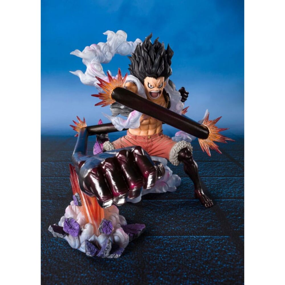 Monkey d luffy gear 4 snakeman king cobra one piece extra battle figuarts zero. Monkey d. Luffy es el emblemático capitán de la tripulación del sombrero de paja en el manga one piece. Gracias a la fruta del demonio gomu gomu no mi, posee un cuerpo con propiedades elásticas, que ha perfeccionado a lo largo de su aventura para desarrollar transformaciones devastadoras. Una de las más impresionantes es su forma gear fourth: snake man, que utiliza principalmente para ganar velocidad y potencia de impacto. El king cobra es el ataque definitivo de esta forma: su brazo hinchado y recubierto de haki negro se lanza a una velocidad vertiginosa e impredecible, cambiando de trayectoria para alcanzar a su objetivo con una fuerza colosal. Este ataque se reveló durante su enfrentamiento contra katakuri en el mundo espejo durante el arco de whole cake island. Esta figura figuarts zero extra battle de bandai inmortaliza este espectacular momento: luffy, en plena carga, con el pelo erizado, los músculos tensos, la mirada decidida y el brazo en máxima extensión, listo para golpear. El efecto de humo y los destellos de haki refuerzan la intensidad de la escena.