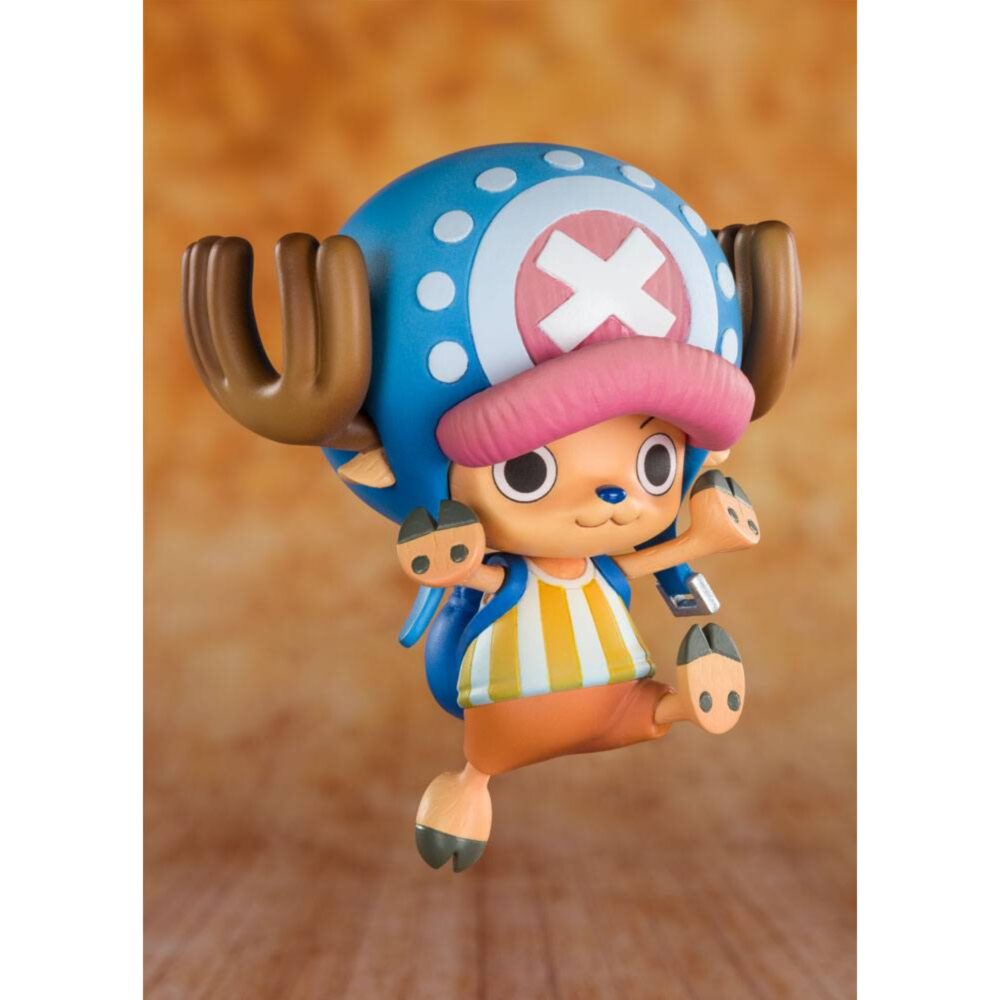 CHOPPER COTTON CANDY LOVER ONE PIECE FIGUARTS ZERO. Tony Tony Chopper, médico del Sombrero de Paja y mascota adorada de la tripulación, encarna la ternura y el coraje que caracterizan a One Piece. Siempre dispuesto a ayudar a sus amigos, este pequeño reno de curiosidad desbordante esconde una fuerza y una determinación a la altura de los piratas más grandes. Esta figura FiguartsZERO rinde homenaje a su cariñoso apodo de Cotton Candy Lover con una puesta en escena alegre y llena de vida. Chopper aparece saltando, con los brazos abiertos y una sonrisa radiante, en una postura que irradia buen humor. Su gran sombrero azul con una cruz blanca y su hocico redondo son inmediatamente reconocibles. Los colores pastel (azul, rosa y beige) refuerzan la suavidad del conjunto. Su traje a rayas amarillas y blancas, combinado con sus pantalones cortos naranjas, está pintado con cuidado y precisión. Los acabados mates y los sutiles sombreados resaltan la redondez y la ligereza del personaje. Con sus 7 cm de altura, esta figura de PVC captura a la perfección el espíritu entrañable de Chopper en un formato compacto y luminoso. Imprescindible para cualquier coleccionista de One Piece o fan del médico pirata más entrañable.