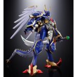 GX-119 DRAGON TIGER KING / TIGER DRAGON KING SUPER ROBOT WARS OG SOUL OF CHOGOKIN. Ryuko-O y Koryu-O, procedentes del universo Super Robot Wars: Original Generations, son dos mechas legendarios que destacan por su potencia bruta y su imponente estilo. Figuras emblemáticas de la franquicia, encarnan la dualidad entre la fuerza salvaje y el dominio marcial en un mundo donde reinan los combates entre robots gigantes. La figura GX-119 reúne a estos dos titanes mecánicos en una versión transformable de aspecto majestuoso. Ryuko-O, esbelto, tiene alas y una postura erguida que evoca a una criatura celestial. Koryu-O, más robusto, presenta formas compactas y una musculatura mecánica realzada por sus enormes garras. Juntos, ilustran la complementariedad de dos fuerzas distintas. El nivel de detalle es notable: armaduras metálicas brillantes en azul, blanco y dorado, expresiones feroces, armas imponentes (cetro con orbe verde, espada curva, garras macizas) y elementos móviles como las alas, la cola o los cuernos. Cada pieza está finamente esculpida, con acabados metálicos que acentúan su poderosa presencia. Con una altura de unos 20 cm, esta figura de metal pertenece a la colección Soul of Chogokin de Tamashii Nations. El set permite recrear las dos formas con transformación, articulación avanzada y acabado de primera calidad. Una pieza imprescindible para los fans de los mechas tácticos y los robots legendarios.