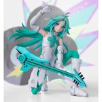LUCKY CYAN TO BE HERO X SH FIGUARTS. En el universo extravagante y futurista de To Be Hero X, Lucky Cyan encarna a una heroína pop con aires de guerrera e ídolo virtual. Con su estilo deslumbrante y su energía desbordante, combina actuaciones musicales y enfrentamientos dinámicos en una serie que mezcla humor, acción y estética cyber-pop. La figura la muestra en plena acción, con la guitarra en la mano, lista para lanzar un ataque o un solo devastador. Su expresión decidida, su postura abierta y su brazo extendido reflejan a la perfección su papel de protagonista segura de sí misma, tan carismática como combativa. Su diseño es fiel a la obra: larga melena turquesa en movimiento, traje blanco realzado con toques de verde menta, guantes sin dedos y botas altas a juego. La guitarra futurista que sostiene está esculpida con precisión, con detalles estilizados que acentúan su aspecto electro-pop. Cada elemento visual está pensado para resaltar su identidad sonora y visual. Con una altura de unos 15 cm, esta figura de PVC forma parte de la gama S.H. Figuarts de Bandai. Las articulaciones integradas permiten numerosas poses expresivas, mientras que el acabado nítido garantiza una gran legibilidad de los detalles. Perfecta para los fans de los personajes enérgicos y los diseños modernos.
