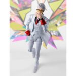 X TO BE HERO X SH FIGUARTS. Personaje central de To Be Hero X, X encarna el misterio, la clase y la ironía en un universo tan colorido como caótico. Verdadero enigma, navega entre la manipulación y el carisma, e impone su estilo único en una serie donde lo absurdo se codea con la estética ultraestilizada. La figura lo presenta en una postura segura, con un dedo levantado como para subrayar un comentario mordaz o un remate memorable. Su silueta esbelta, su mirada oculta tras unas gafas tintadas y su traje inmaculado capturan a la perfección su aspecto de estratega elegante y distante. El diseño es muy fiel: traje blanco de tres piezas con chaleco y chaqueta larga, camisa negra a juego, corbata roja brillante y guantes rojos. El pelo plateado peinado hacia atrás refuerza su carisma visual. Cada pliegue del traje y cada accesorio están representados con precisión para respetar su estilo sofisticado. Con una altura aproximada de 16 cm, esta figura de PVC forma parte de la colección S.H. Figuarts de Bandai. Las articulaciones bien integradas permiten adoptar diversas poses emblemáticas sin afectar a la nitidez de las líneas. Una elección ideal para los amantes de los personajes enigmáticos y elegantes.