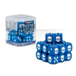 CUBO DE DADOS WARHAMMER AGE OF SIGMAR. Un cubo de plástico resistente y duradero con 20 dados de 12 mm de arista con el icono de una calavera en la cara del 1. Este cubo de dados tiene una tapa con una calavera en relieve (¡en Warhammer nunca hay demasiadas calaveras!) y es apilable: ¡crea tu propia torre multicolor de dados! Recibirás al azar un cubo lleno de dados de uno de los siguientes colores: – Negro – Hueso – Azul