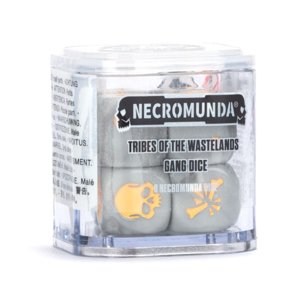 TRIBES OF THE WASTELANDS DICE WARHAMMER NECROMUNDA. Los Ash Waste Nomads de Necromunda pueden parecer un grupo heterogéneo y variopinto, pero en realidad son algunos de los guerreros más resistentes del planeta. En la guerra, luchan con habilidad, combinada con la desesperación de los combatientes que dependen del equipo recuperado para sobrevivir. Este es un conjunto de ocho dados de seis caras con esquinas redondeadas para usar en partidas de Necromunda, con temática de las bandas de los Nómadas de las Cenizas. Están fabricados en plástico acrílico con un efecto de remolino gris ceniza, con marcas y diseños amarillos, y miden 16 mm en cada lado. En el D6 estándar, las caras del 1 al 5 tienen los puntos tradicionales y cada cara del «6» está decorada con el icono de los Nómadas de las Cenizas.