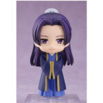 JINSHI THE APOTHECARY DIARIES NENDOROID. En el refinado y complejo mundo de The Apothecary Diaries, Jinshi destaca como una figura misteriosa dentro de la corte imperial. Es un personaje lleno de carisma y ambigüedad que desempeña un papel clave en las intrigas palaciegas, mientras que su relación con Maomao revela tanto su autoridad como su profundidad oculta. En equilibrio entre el poder y el encanto, Jinshi desprende un aura que atrae la atención allá donde va. Su importancia en la historia va más allá de su rango social, ya que sus conexiones personales, en particular con el joven boticario, añaden matices a su personaje. Esta figura Nendoroid lo captura en un adorable estilo chibi, vestido con una túnica azul tradicional adornada con oro. Su cabello violeta, recogido cuidadosamente con una cinta pálida, enmarca su rostro sereno y sus ojos morados, que irradian dignidad y elegancia, con un sutil toque de suavidad. Fabricada en PVC y con una altura de unos 10 centímetros, esta Nendoroid incluye múltiples caras y accesorios, lo que permite una amplia gama de poses y expresiones. Desde su sonrisa pícara hasta su expresión severa, junto con objetos como una bolsa, un pergamino y una botella, cada pieza realza el placer de exhibir a este icónico personaje.