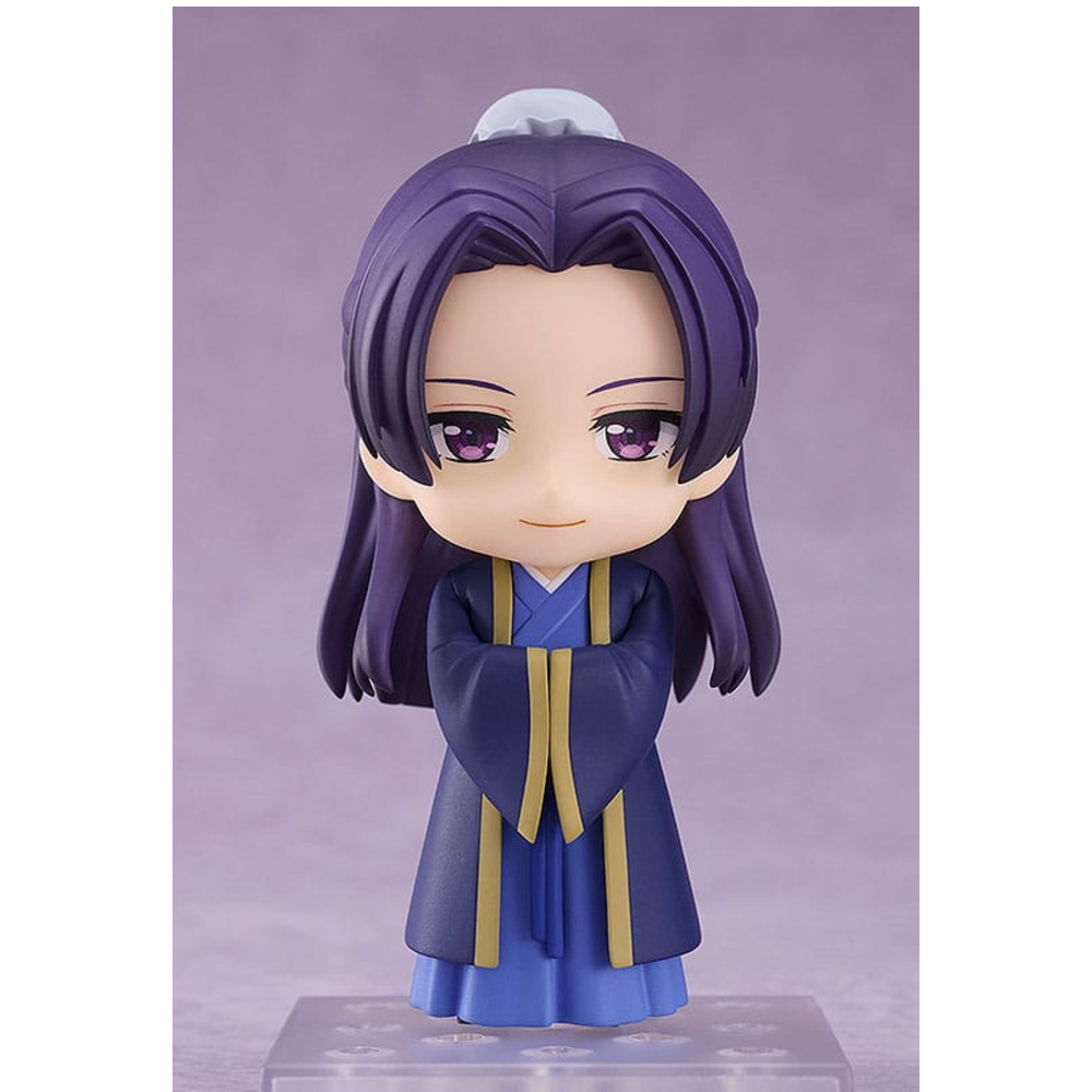 JINSHI THE APOTHECARY DIARIES NENDOROID. En el refinado y complejo mundo de The Apothecary Diaries, Jinshi destaca como una figura misteriosa dentro de la corte imperial. Es un personaje lleno de carisma y ambigüedad que desempeña un papel clave en las intrigas palaciegas, mientras que su relación con Maomao revela tanto su autoridad como su profundidad oculta. En equilibrio entre el poder y el encanto, Jinshi desprende un aura que atrae la atención allá donde va. Su importancia en la historia va más allá de su rango social, ya que sus conexiones personales, en particular con el joven boticario, añaden matices a su personaje. Esta figura Nendoroid lo captura en un adorable estilo chibi, vestido con una túnica azul tradicional adornada con oro. Su cabello violeta, recogido cuidadosamente con una cinta pálida, enmarca su rostro sereno y sus ojos morados, que irradian dignidad y elegancia, con un sutil toque de suavidad. Fabricada en PVC y con una altura de unos 10 centímetros, esta Nendoroid incluye múltiples caras y accesorios, lo que permite una amplia gama de poses y expresiones. Desde su sonrisa pícara hasta su expresión severa, junto con objetos como una bolsa, un pergamino y una botella, cada pieza realza el placer de exhibir a este icónico personaje.