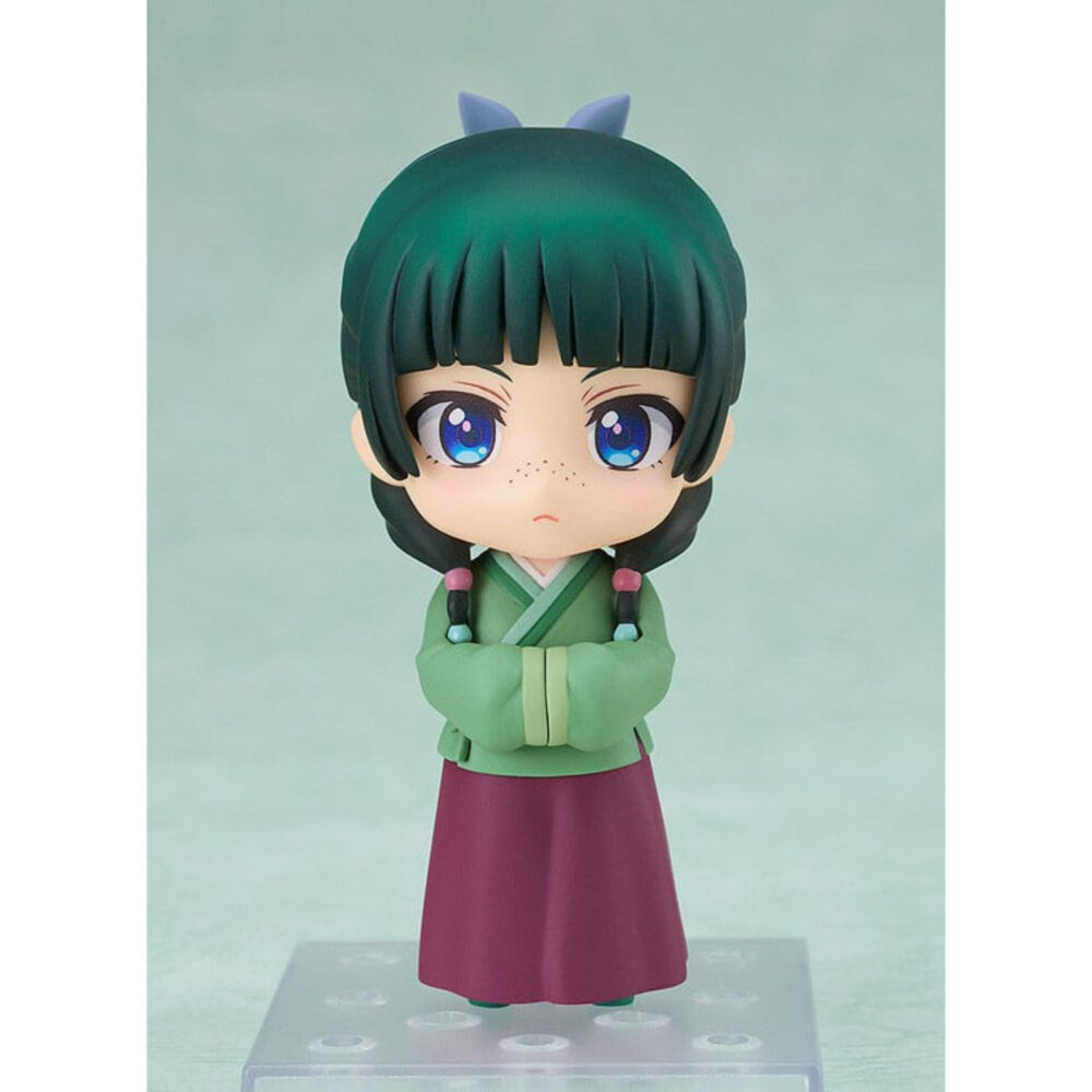 MAOMAO THE APOTHECARY DIARIES NENDOROID. MAOMAO THE APOTHECARY DIARIES NENDOROID. En el mundo de The Apothecary Diaries, Maomao es una joven boticaria brillante y perspicaz cuya ingenuidad la lleva al centro de las intrigas de la corte imperial. Curiosa y observadora, destaca por su capacidad para resolver misterios gracias a sus conocimientos médicos y su aguda perspicacia. Este entrañable personaje suele representarse con su personalidad franca y su mirada penetrante. Detrás de su aparente indiferencia se esconde una heroína dispuesta a enfrentarse incluso a las tramas más oscuras con calma y lógica. Esta figura captura sus múltiples facetas y su energía única. La Nendoroid la muestra con el pelo verde trenzado, los ojos azules brillantes y sus distintivas pecas. Lleva su tradicional traje verde y ciruela, fiel a la serie, y viene con varias caras intercambiables para recrear sus expresiones más icónicas, desde las serias hasta las cómicas. Los accesorios adicionales, como hierbas medicinales, un cuenco, un pez o incluso orejas de gato, aportan variedad y un encanto divertido. Fabricada en PVC y con una altura de unos 10 cm, esta figura destaca por sus finos detalles: los pliegues de su ropa, los sutiles matices de color y los pequeños accesorios están cuidadosamente reproducidos. Al igual que todas las Nendoroids, viene con una base articulada que permite múltiples opciones de posado, lo que te permite dar vida a sus aventuras.