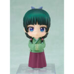 MAOMAO THE APOTHECARY DIARIES NENDOROID. MAOMAO THE APOTHECARY DIARIES NENDOROID. En el mundo de The Apothecary Diaries, Maomao es una joven boticaria brillante y perspicaz cuya ingenuidad la lleva al centro de las intrigas de la corte imperial. Curiosa y observadora, destaca por su capacidad para resolver misterios gracias a sus conocimientos médicos y su aguda perspicacia. Este entrañable personaje suele representarse con su personalidad franca y su mirada penetrante. Detrás de su aparente indiferencia se esconde una heroína dispuesta a enfrentarse incluso a las tramas más oscuras con calma y lógica. Esta figura captura sus múltiples facetas y su energía única. La Nendoroid la muestra con el pelo verde trenzado, los ojos azules brillantes y sus distintivas pecas. Lleva su tradicional traje verde y ciruela, fiel a la serie, y viene con varias caras intercambiables para recrear sus expresiones más icónicas, desde las serias hasta las cómicas. Los accesorios adicionales, como hierbas medicinales, un cuenco, un pez o incluso orejas de gato, aportan variedad y un encanto divertido. Fabricada en PVC y con una altura de unos 10 cm, esta figura destaca por sus finos detalles: los pliegues de su ropa, los sutiles matices de color y los pequeños accesorios están cuidadosamente reproducidos. Al igual que todas las Nendoroids, viene con una base articulada que permite múltiples opciones de posado, lo que te permite dar vida a sus aventuras.