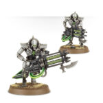 NECRONS: IMMORTALS WARHAMMER 40,000. Como tropas de choque del ejército Necron, las falanges de Immortals luchan por la victoria usando todas las tácticas a su alcance, y son capaces de soportar fácilemente una salva de fuego de bólter pesado. Los Necron Immortals poseen la clásica cara de esqueleto metálico tan espeluznante y típica de su raza. Sus largas extremidades tienen pernos en las articulaciones, su cuerpo tiene un aspecto encorvado y su cabeza y hombros van protegidos por un collarín blindado. Lucen sutiles iconos Necrons en el esternón. Puedes equipar a tus Immortals con los devastadores blásteres gauss o con carabinas tesla. Esta caja de miniaturas multicomponente de plástico contiene 80 piezas, dos hojas de calcomanías Necron y cinco peanas redondas Citadel de 32 mm, con las que montar cinco Necron Immortals o cinco Necron Deathmarks.