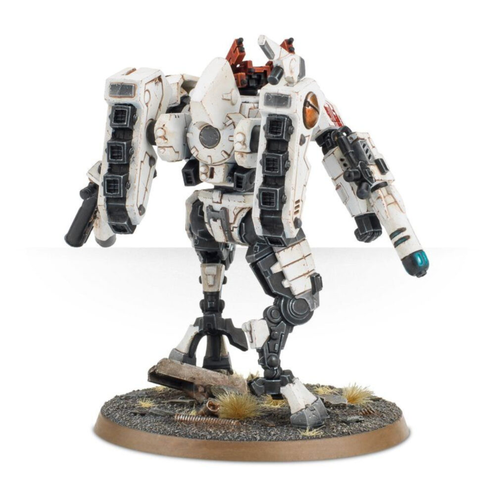 T'au empire commander warhammer 40,000. Rápidos y letales, los comandantes t'au pilotan exoarmaduras de tamaño y potencia intimidantes. Obviamente el mero hecho de pilotar una enorme exoarmadura no convierte automáticamente a un soldado en comandante; es la astucia estratégica y la capacidad de adaptarse a situaciones impredecibles lo que más distingue a este piloto de los demás. Se necesitan muchísimos años de incansable dedicación para alcanzar este prestigioso rango; todos los comandantes t'au han conseguido su estatus por las malas. Sus exoarmaduras xv85 sentenciador están armadas con una gama de armas enormemente destructivas: lanzallamas, blásteres de iones y eyectores de minas son algunas de las opciones disponibles, junto con contramedidas electrónicas y enormes capacidades de procesamiento de datos que mejoran el rendimiento en batalla. La variante xv86 de la exoarmadura estrella de hielo está cubierta de aletas que la hacen más aerodinámico y le permiten desplazarse a gran velocidad por el campo de batalla, aniquilando a los enemigos con los potentes impactos de su cañón rotativo. Sus contramedidas holofotónicas y los conjuntos de telemetría proporcionan a la estrella de hielo y a su piloto una enorme variedad de información que abrumaría a una mente no entrenada pero que, en este caso, permite a la armadura estrella de hielo elevarse sobre sus enemigos con una agilidad que los sistemas de puntería enemigos no pueden contrarrestar. Con este kit multicomponente de plástico tendrás todo lo que necesitas para montar un comandante t’au con exoarmadura xv-85 sentenciador o con exoarmadura xv86 estrella de hielo. Hay una inmensa cantidad de opciones disponibles en la caja: diferentes cabezas, motores, brazos y piernas, ¡y un montón de armas! Un eyector de minas aéreas, un fusil de plasma, un lanzallamas, un bláster fundidor, un ciclobláster iónico, un cañón rotativo (con kit de mejoras) y un módulo lanzamisiles. También incluye un dron, que puede montarse como un dron de combate, un dron de defensa o un dron telemétrico. Este kit contiene 77 componentes y una peana redonda citadel de 60 mm. Esta miniatura se vende sin pintar y sin montar; recomendamos usar pegamento para plástico citadel y pinturas citadel colour. Las miniaturas se proporcionan sin montar ni pintar. Recomendamos usar pegamento para plástico citadel y pinturas citadel colour.