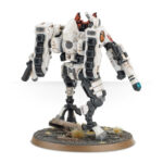 T'AU EMPIRE COMMANDER WARHAMMER 40,000. Rápidos y letales, los Comandantes T'au pilotan exoarmaduras de tamaño y potencia intimidantes. Obviamente el mero hecho de pilotar una enorme exoarmadura no convierte automáticamente a un soldado en Comandante; es la astucia estratégica y la capacidad de adaptarse a situaciones impredecibles lo que más distingue a este piloto de los demás. Se necesitan muchísimos años de incansable dedicación para alcanzar este prestigioso rango; todos los Comandantes T'au han conseguido su estatus por las malas. Sus Exoarmaduras XV85 Sentenciador están armadas con una gama de armas enormemente destructivas: lanzallamas, blásteres de iones y eyectores de minas son algunas de las opciones disponibles, junto con contramedidas electrónicas y enormes capacidades de procesamiento de datos que mejoran el rendimiento en batalla. La variante XV86 de la Exoarmadura Estrella de hielo está cubierta de aletas que la hacen más aerodinámico y le permiten desplazarse a gran velocidad por el campo de batalla, aniquilando a los enemigos con los potentes impactos de su cañón rotativo. Sus contramedidas holofotónicas y los conjuntos de telemetría proporcionan a la Estrella de hielo y a su piloto una enorme variedad de información que abrumaría a una mente no entrenada pero que, en este caso, permite a la armadura Estrella de hielo elevarse sobre sus enemigos con una agilidad que los sistemas de puntería enemigos no pueden contrarrestar. Con este kit multicomponente de plástico tendrás todo lo que necesitas para montar un Comandante T’au con exoarmadura XV-85 Sentenciador o con exoarmadura XV86 Estrella de hielo. Hay una inmensa cantidad de opciones disponibles en la caja: diferentes cabezas, motores, brazos y piernas, ¡y un montón de armas! Un eyector de minas aéreas, un fusil de plasma, un lanzallamas, un bláster fundidor, un ciclobláster iónico, un cañón rotativo (con kit de mejoras) y un módulo lanzamisiles. También incluye un dron, que puede montarse como un Dron de combate, un Dron de defensa o un Dron Telemétrico. Este kit contiene 77 componentes y una peana redonda Citadel de 60 mm. Esta miniatura se vende sin pintar y sin montar; recomendamos usar pegamento para plástico Citadel y pinturas Citadel Colour. Las miniaturas se proporcionan sin montar ni pintar. Recomendamos usar pegamento para plástico Citadel y pinturas Citadel Colour.