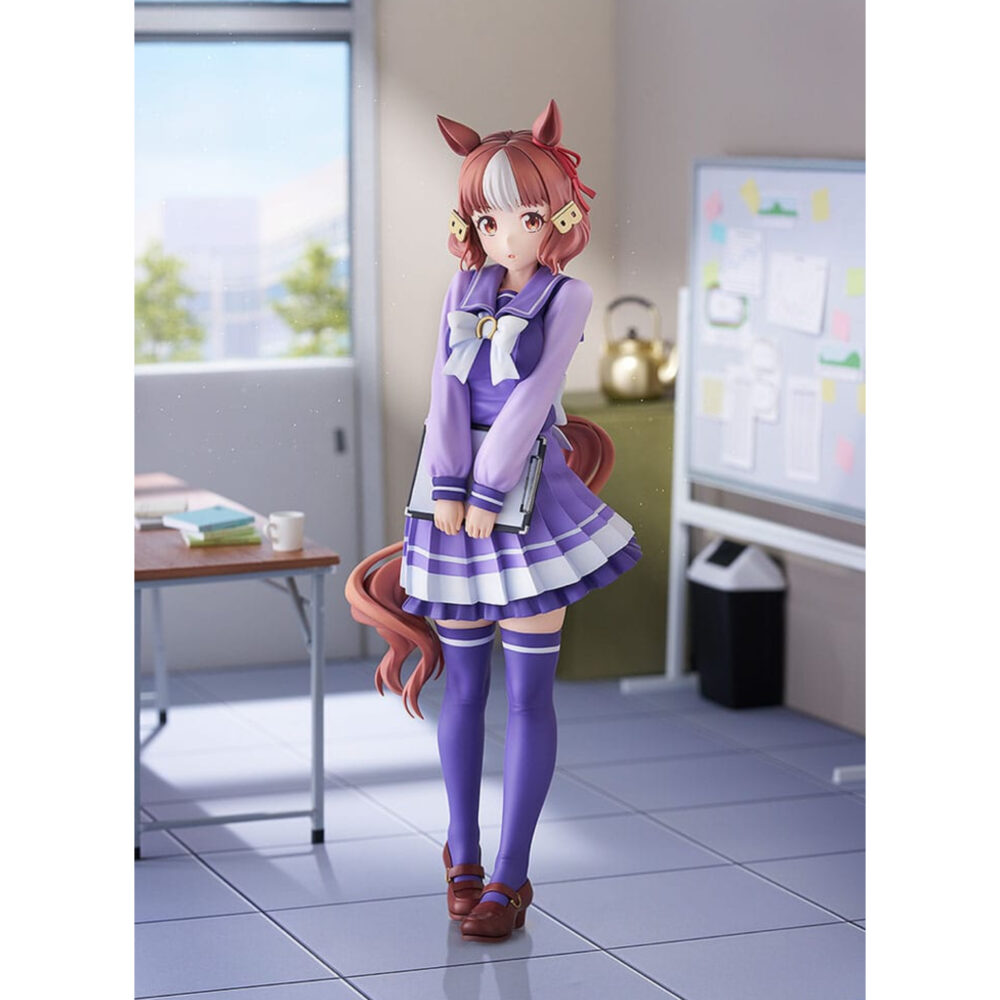 BELMO LIGHT UMA MUSUME PRETTY DERBY ESTATUA PVC 1/7. En el colorido mundo de Uma Musume Pretty Derby, cada personaje representa una mezcla única de energía deportiva y encanto, inspirada en el mundo de las carreras de caballos. Belno Light es una de estas chicas con rasgos tanto humanos como equinos, que evoluciona en un entorno que mezcla la competición, la amistad y la superación personal. Con su comportamiento tímido y diligente, Belno Light transmite una personalidad discreta y entrañable. Dentro del juego y en toda la franquicia, destaca por su dedicación y su deseo de crecer, transmitiendo siempre una impresión de seriedad y amabilidad. Esta figura la retrata con su uniforme escolar violeta, con un gran lazo blanco en el pecho y una falda plisada con rayas más claras. Unos calcetines a juego hasta los muslos y unos mocasines marrones completan el look. Su cabello castaño con una mecha blanca, peinado con una horquilla y una cinta roja, revela sus orejas de caballo y una cola cuidadosamente esculpida, lo que enfatiza sus orígenes Uma Musume. Sostiene una carpeta gris en sus brazos, lo que refuerza su imagen estudiosa. Fabricada en PVC y a escala 1/7, esta figura de 25 centímetros muestra detalles tan precisos como los pliegues realistas de su ropa, las sutiles gradaciones de color de su cabello y una base circular decorada en amarillo y blanco. La pieza destaca su actitud reservada y refleja fielmente su diseño original.