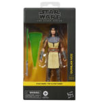 QUINLAN VOS BLACK SERIES STAR WARS THE CLONE WARS. Hasbro suma a su colección The Black Series la figura de Quinlan Vos, inspirada en la apariencia de su personaje en la serie animada "Star Wars: The Clone Wars" ("Star Wars: La guerra de los clones" en España). Mide 15 cm de altura e incluye 1x sable de luz verde con efectos de combate removibles. Muestra un diseño fiel al personaje, con múltiples puntos de articulación. Se presenta en una caja con ventana y diseño temático. UNIDADES LIMITADAS.