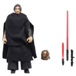 THE STRANGER (QIMIR) VINTAGE COLLECTION STAR WARS THE ACOLYTE. Hasbro añade a su línea The Vintage Collection la figura de The Stranger (Qimir), inspirada en la serie "Star Wars: The Acolyte". Mide 9,5 cm y presenta un diseño detallado con capa de tela y múltiples puntos de articulación. Incluye 2x sables de luz rojos (de diferente longitud), 1x empuñadura no iluminada, 1x casco intercambiable y 1x túnica de tela. Su embalaje tipo blíster reproduce el estilo clásico de Kenner, con logotipo vintage y numeración para coleccionistas. UNIDADES LIMITADAS.