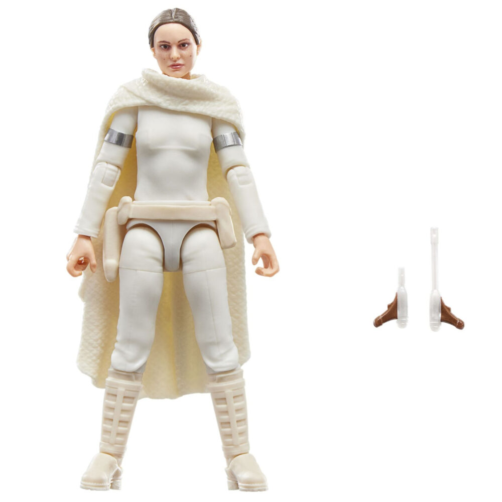 PADME AMIDALA VINTAGE COLLECTION STAR WARS ATTACK OF THE CLONES. Hasbro presenta en a su línea The Vintage Collection la figura de Padmé Amidala, inspirada en la apariencia de su personaje en la película "Star Wars: Attack of the Clones" ("Star Wars: El ataque de los clones" en España). Mide 9,5 cm, cuenta con un esculpido fiel al personaje y múltiples puntos de articulación. Incluye 1x capa removible, 1x bláster corto y 1x bláster largo. Su embalaje tipo blíster reproduce el estilo clásico de Kenner, con logotipo vintage y numeración para coleccionistas. UNIDADES LIMITADAS.