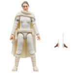 PADME AMIDALA VINTAGE COLLECTION STAR WARS ATTACK OF THE CLONES. Hasbro presenta en a su línea The Vintage Collection la figura de Padmé Amidala, inspirada en la apariencia de su personaje en la película "Star Wars: Attack of the Clones" ("Star Wars: El ataque de los clones" en España). Mide 9,5 cm, cuenta con un esculpido fiel al personaje y múltiples puntos de articulación. Incluye 1x capa removible, 1x bláster corto y 1x bláster largo. Su embalaje tipo blíster reproduce el estilo clásico de Kenner, con logotipo vintage y numeración para coleccionistas. UNIDADES LIMITADAS.