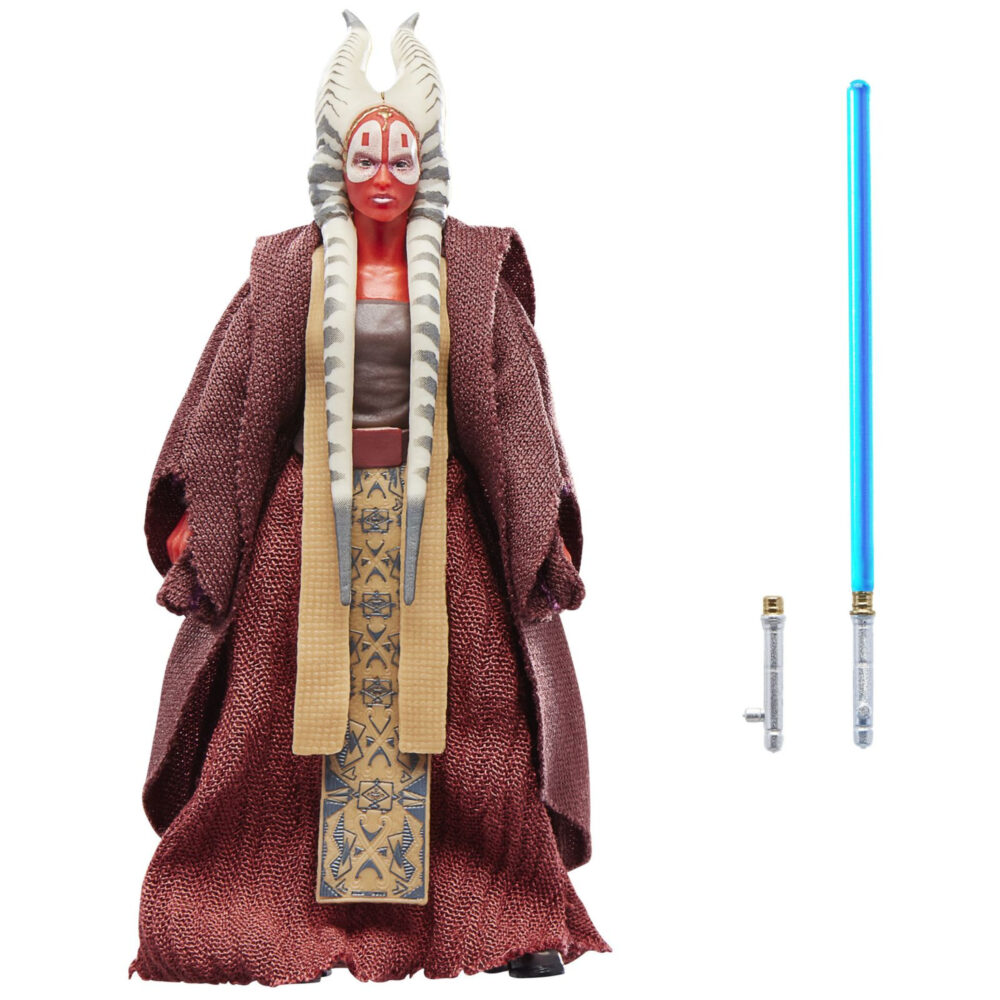 SHAAK TI VINTAGE COLLECTION STAR WARS ATTACK OF THE CLONES. Hasbro añade a su línea The Vintage Collection la figura de Shaak Ti, basada en la apariencia de su personaje en la película "Star Wars: Attack of the Clones" ("Star Wars: El ataque de los clones" en España). Mide 9,5 cm y cuenta con múltiples puntos de articulación. Incluye 1x túnica de tela, 1x sable de luz azul y 1x empuñadura no iluminada. Su embalaje tipo blíster reproduce el estilo clásico de Kenner, con logotipo vintage y numeración para coleccionistas. UNIDADES LIMITADAS.
