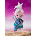 KAI DAIMA MINI DRAGON BALL DAIMA SH FIGUARTS. En el universo de Dragon Ball Z, el Kai Supremo del Este, comúnmente conocido como Kai, es una de las deidades encargadas de mantener el equilibrio en todo el cosmos. A pesar de su apariencia juvenil y su pequeña estatura, encarna una gran sabiduría y ejerce formidables poderes divinos. Su papel se vuelve fundamental durante la saga de Majin Buu, donde se une a Goku y los demás en su lucha contra la amenaza. Esta figura de S.H. Figuarts captura fielmente su aspecto característico: piel clara, orejas grandes y puntiagudas y cabello plateado hacia arriba que realza su aspecto distintivo. Su postura erguida y segura refleja su autoridad divina, al tiempo que transmite la dulzura característica de su personalidad. Su atuendo está cuidadosamente reproducido: una túnica turquesa con ribetes amarillos, una faja azul atada a la cintura y pantalones holgados. Las botas blancas y los icónicos pendientes Potara completan su reconocible diseño de la serie. Con una altura de unos 7 cm, esta versión «Mini» de Kai pertenece a la colección S.H. Figuarts de Bandai, famosa por su sutil articulación y sus detalles de calidad. A pesar de su menor tamaño, la figura mantiene un acabado nítido y encaja a la perfección con los demás personajes de la línea.
