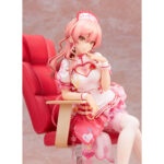 MIKA JOUGASAKI HALLOWEEN LOVE NURSE THE IDOLMASTER CINDERELLA GIRLS ESTATUA PVC 1/7. En el universo de The Idolmaster Cinderella Girls, Mika Jougasaki destaca como una ídolo segura de sí misma y carismática, que siempre cautiva a su público con su deslumbrante presencia en el escenario. Con su estilo atrevido y su personalidad asertiva, es una de las ídolos más emblemáticas de la serie. Esta figura la retrata en la versión Halloween Love Nurse, un atuendo alternativo que es a la vez divertido y llamativo. El tema de la enfermera se reimagina aquí con un toque colorido e inspirado en la fantasía que encarna a la perfección su naturaleza atrevida y coqueta. El carácter de Mika brilla a través de esta mezcla de dulzura y encanto. Se la representa con un vestido corto de enfermera en tonos rosa y blanco, decorado con motivos de corazones y finos accesorios. Relajada en una silla de oficina roja a juego con su atuendo, adopta una pose elegante pero traviesa. Su larga melena rosa cae en cascada en mechones ondulados, complementando los detalles de su uniforme. Las medias blancas y los zapatos de tacón rojos añaden el toque final, realzando su postura con las piernas cruzadas. A escala 1/7, con una altura de unos 25 centímetros, esta figura de PVC presenta un esculpido intrincado en las texturas y los accesorios: desde el estetoscopio y los volantes de su falda hasta la silla cuidadosamente diseñada. El resultado es una pieza de exposición completa y armoniosa que destacará en cualquier colección.