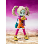 PANZY DRAGON BALL DAIMA SH FIGUARTS. Dentro del universo Dragon Ball, Panzy destaca por su colorida apariencia y su vivaz personalidad. Ella representa el encanto caprichoso de los personajes secundarios que enriquecen la franquicia con sus diseños únicos y memorables. Esta figura S.H. Figuarts la representa en su forma «Mini», en una pose dinámica con un brazo extendido hacia adelante, como si estuviera señalando o dando una orden. Su sonrisa juguetona y sus ojos muy abiertos resaltan su naturaleza traviesa y enérgica. Su diseño presenta una piel azulada que contrasta con un traje naranja brillante, combinado con guantes amarillos, una bufanda morada y protectores de piernas rosas. Su cabello rubio está peinado con dos coletas altas, lo que realza su aspecto descarado, mientras que sus botas amarillas con correas plateadas añaden un fiel toque final. Con una altura de unos 8 cm, esta figura de PVC/ABS forma parte de la línea S.H. Figuarts de Bandai. A pesar de su pequeño tamaño, conserva el detallado modelado y el cuidadoso trabajo de pintura por los que es conocida la serie, lo que la convierte en un complemento perfecto junto a otros personajes.