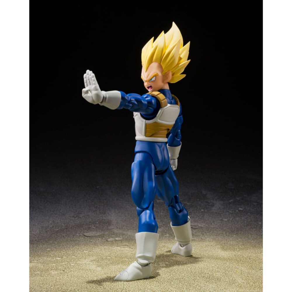 Super saiyan vegeta dangerous pride dragon ball z sh figuarts.  de la línea s. H. Figuarts llega vegeta super saiyan de dragon ball z, con su atuendo de la saga cell y realizado con un esculpido completamente nuevo. Cada detalle, desde las proporciones y el volumen del cabello hasta las expresiones faciales, ha sido cuidadosamente diseñado para reflejar el estilo de animación de la época. Este lanzamiento incorpora el sistema de articulación perfeccionado desarrollado para la serie s. H. Figuarts dragon ball, incluyendo el nuevo «dynamic-movable shoulder system» (patente en trámite), que permite poses más dinámicas y naturales. Con esta nueva estructura, la presencia de vegeta como orgulloso super saiyan queda plenamente representada.