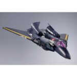 VF-17S NIGHTMARE STEALTH VALKYRIE GAMLIN KIZAKI MACROSS 7 DX COGOKIN. En el universo de Macross 7, el VF-17S Nightmare Stealthvalkyrie es un caza de combate altamente sofisticado, pilotado por Gamlin Kizaki, miembro de la élite Sound Force. Diseñado para misiones de alto riesgo, este modelo furtivo destaca por su robustez, su tecnología punta y su aspecto amenazador. Esta figura impresiona a primera vista con su diseño anguloso y su aspecto militarizado. El color oscuro, predominantemente azul noche, se realza con toques amarillos y rojos, fieles al diseño original. El rostro del mecha, de aspecto casi humanoide, añade una dimensión intimidante a su silueta. El VF-17S se presenta de pie, con un rifle de asalto en la mano y las piernas ancladas al suelo en una postura lista para la acción. Cada panel, articulación e inscripción visible se reproduce con precisión. Los acabados metálicos añaden profundidad, y la textura de las superficies alterna entre mate y brillante según las zonas del cuerpo. Con una altura aproximada de 25 cm, esta figura de metal forma parte de la gama DX Chogokin de Bandai. Ofrece numerosas opciones de posado y un realismo mecánico que hará las delicias de los fans del mecha y de Macross.