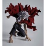 TOMURA SHIGARAKI MY HERO ACADEMIA SH FIGUARTS. Aquí está Tomura Shigaraki en toda su furia destructiva, capturado con una intensidad poco común en esta figura articulada de la colección S.H.Figuarts. Con el torso desnudo, los músculos tensos, el pelo revuelto y la capa hecha jirones ondeando al viento, encarna la amenaza en estado puro. El diseño crudo y salvaje de la figura evoca a un Shigaraki en plena liberación de su poder. Su rostro está parcialmente oculto por su cabello blanco, lo que refuerza su aura incontrolable. La pose dinámica, en pleno salto, con la mano extendida hacia delante, da vida a una escena de caos inminente. Las articulaciones discretas pero eficaces permiten recrear una gran variedad de poses de combate. La escultura del torso, los brazos y la capa es de una finura notable para una pieza articulada. Con una altura de unos 16 cm, esta figura forma parte de la línea S.H.Figuarts de Bandai, famosa por su articulación fluida y sus acabados de alta calidad. Una potente incorporación para los fans de My Hero Academia y un complemento ideal para un All Might o un Deku en la estantería.
