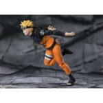 NARUTO UZUMAKI JINCHUURIKI WITH HOPE NARUTO SHIPPUDEN SH FIGUARTS RE-RUN. Naruto Uzumaki es el héroe epónimo del famoso anime Naruto Shippuden. Huérfano desde su nacimiento, creció rechazado por los habitantes de Konoha debido al demonio zorro de nueve colas, Kyûbi, sellado en su interior. Sin embargo, impulsado por una voluntad inquebrantable y el sueño de convertirse en Hokage, Naruto logró ganarse el respeto de todos. Este decidido shinobi encarna los valores de la amistad, la perseverancia y la esperanza, y desempeña un papel fundamental en la gran guerra ninja. Naruto Uzumaki regresa en esta emblemática versión titulada The Jinchuriki entrusted with Hope, en una figura articulada llena de carisma. Con su traje naranja y negro de la segunda parte de la serie, los brazos cruzados y la mirada decidida, el ninja de Konoha encarna aquí toda la fuerza de su voluntad. Esta figura S.H.Figuarts de Bandai combina fidelidad visual y articulación fluida. Los detalles del rostro, desde el pelo erizado hasta la cinta frontal de Konoha, están cuidados al máximo, y la postura naturalmente segura realza la personalidad de Naruto en plena guerra shinobi. Con sus articulaciones discretas pero eficaces, permite numerosas poses dinámicas o icónicas. Esta versión captura un momento clave en el que Naruto se convierte en un símbolo de esperanza para sus compañeros y el mundo ninja. Mide aproximadamente 15 cm de altura, un tamaño ideal para acompañar a otros personajes de la gama. Perfecta para los fans de Naruto Shippuden que deseen enriquecer su colección con una pieza fiel, articulada y expresiva.