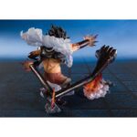 MONKEY D LUFFY GEAR 4 SNAKEMAN KING COBRA ONE PIECE EXTRA BATTLE FIGUARTS ZERO. Monkey D. Luffy es el emblemático capitán de la tripulación del Sombrero de Paja en el manga One Piece. Gracias a la fruta del demonio Gomu Gomu no Mi, posee un cuerpo con propiedades elásticas, que ha perfeccionado a lo largo de su aventura para desarrollar transformaciones devastadoras. Una de las más impresionantes es su forma Gear Fourth: Snake Man, que utiliza principalmente para ganar velocidad y potencia de impacto. El King Cobra es el ataque definitivo de esta forma: su brazo hinchado y recubierto de Haki negro se lanza a una velocidad vertiginosa e impredecible, cambiando de trayectoria para alcanzar a su objetivo con una fuerza colosal. Este ataque se reveló durante su enfrentamiento contra Katakuri en el mundo espejo durante el arco de Whole Cake Island. Esta figura Figuarts ZERO Extra Battle de Bandai inmortaliza este espectacular momento: Luffy, en plena carga, con el pelo erizado, los músculos tensos, la mirada decidida y el brazo en máxima extensión, listo para golpear. El efecto de humo y los destellos de Haki refuerzan la intensidad de la escena.